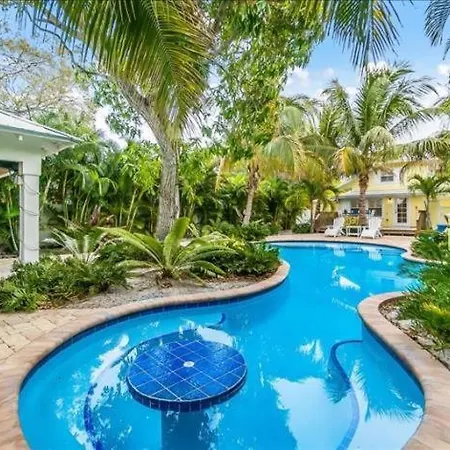 Coconut Lagoon - Lovely Historic Renovated Cottage Whuge Heated Pool Backyard Oasiscabanabar